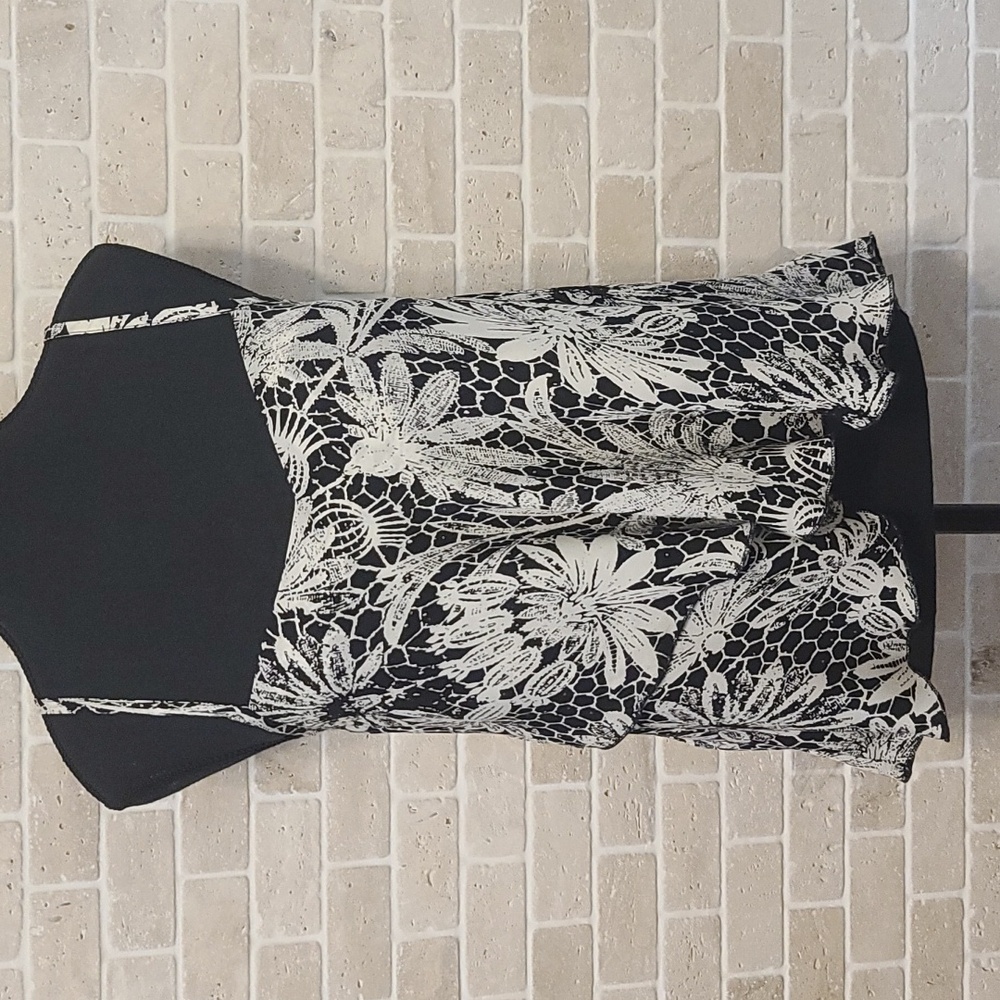 Women's Black and White Floral Print Relax Fit High Low Spaghetti Top(Sz 4)